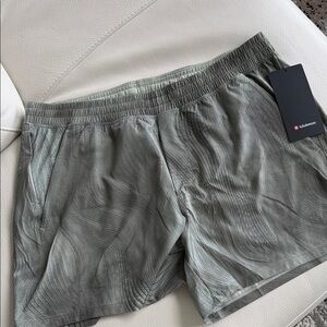 Lululemon Athletica Men's Pace Breaker Olive Wave-Pattern Athletic Shorts